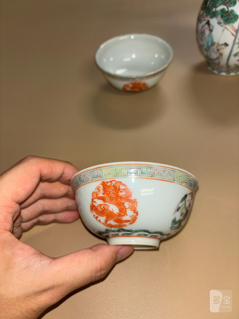 清 粉彩人物纹瓶、粉彩龙凤纹杯一组三件 - 图13